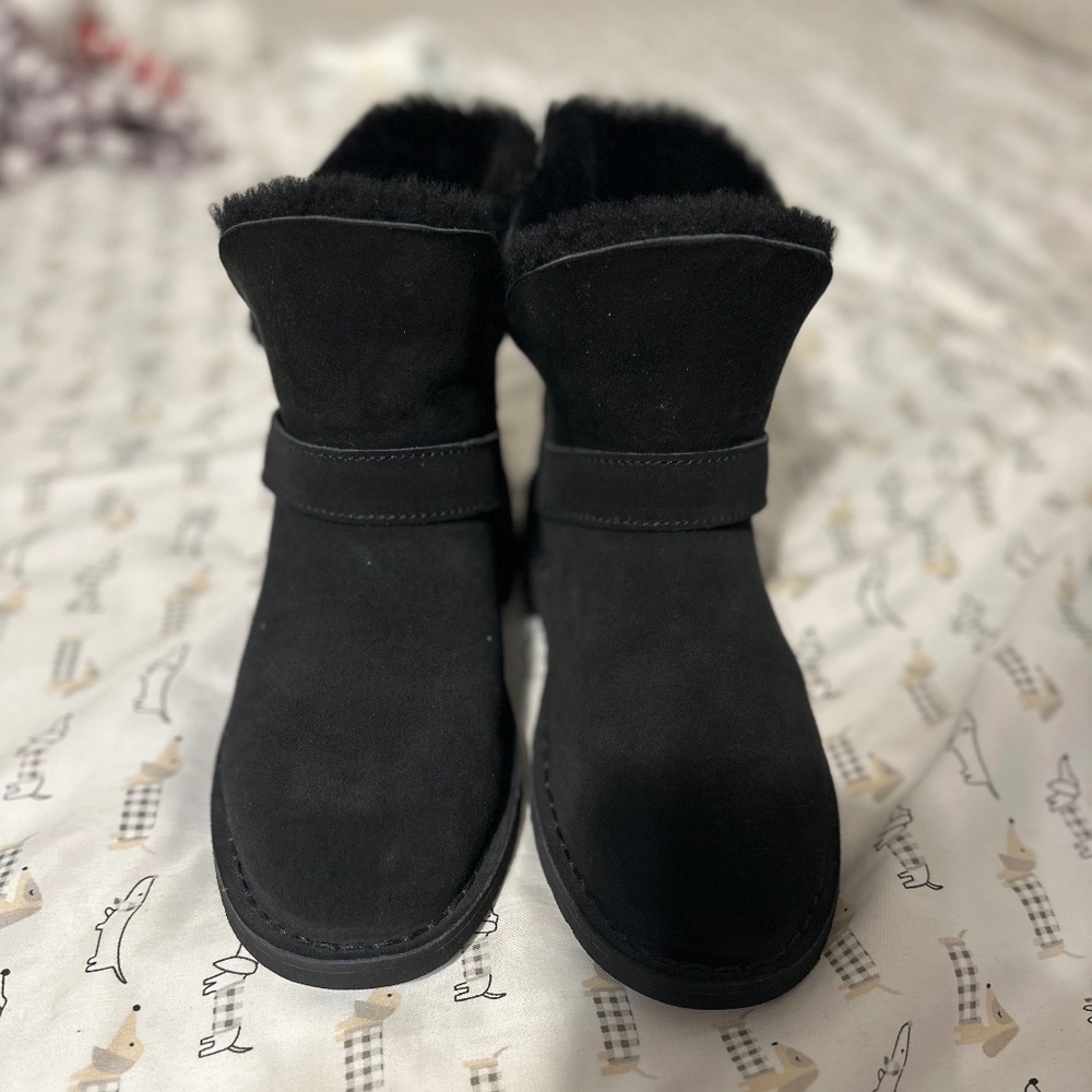 UGGS